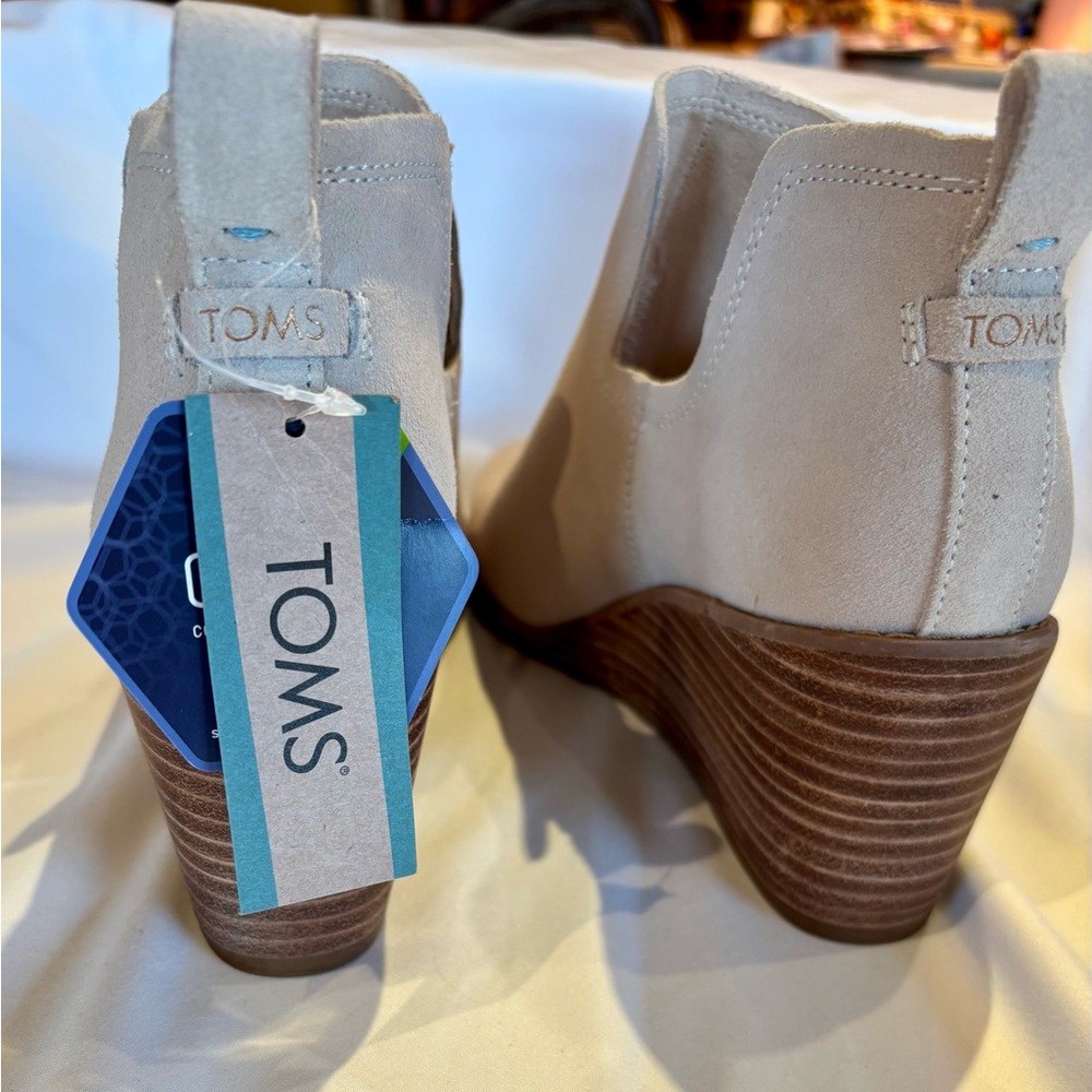 NWT TOMS Sahara Suede Ankle Booties size 8